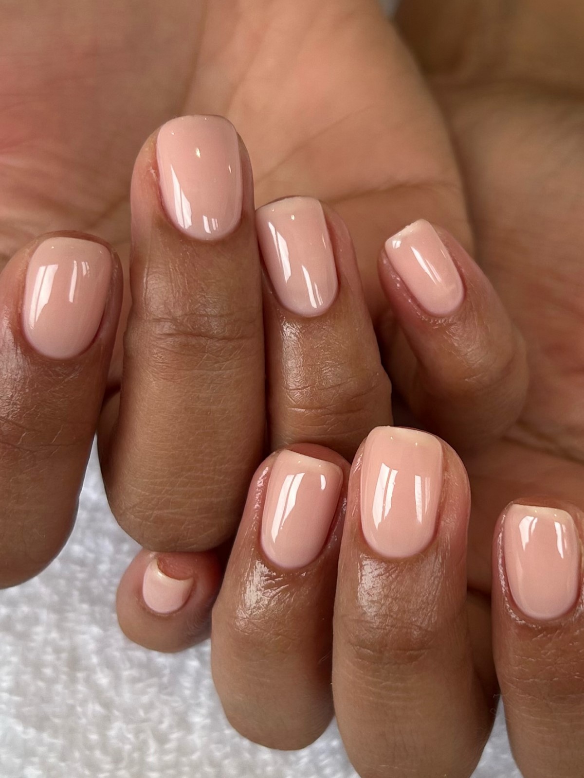 Глянцеві нігті без декору: тренд на чистоту і простоту