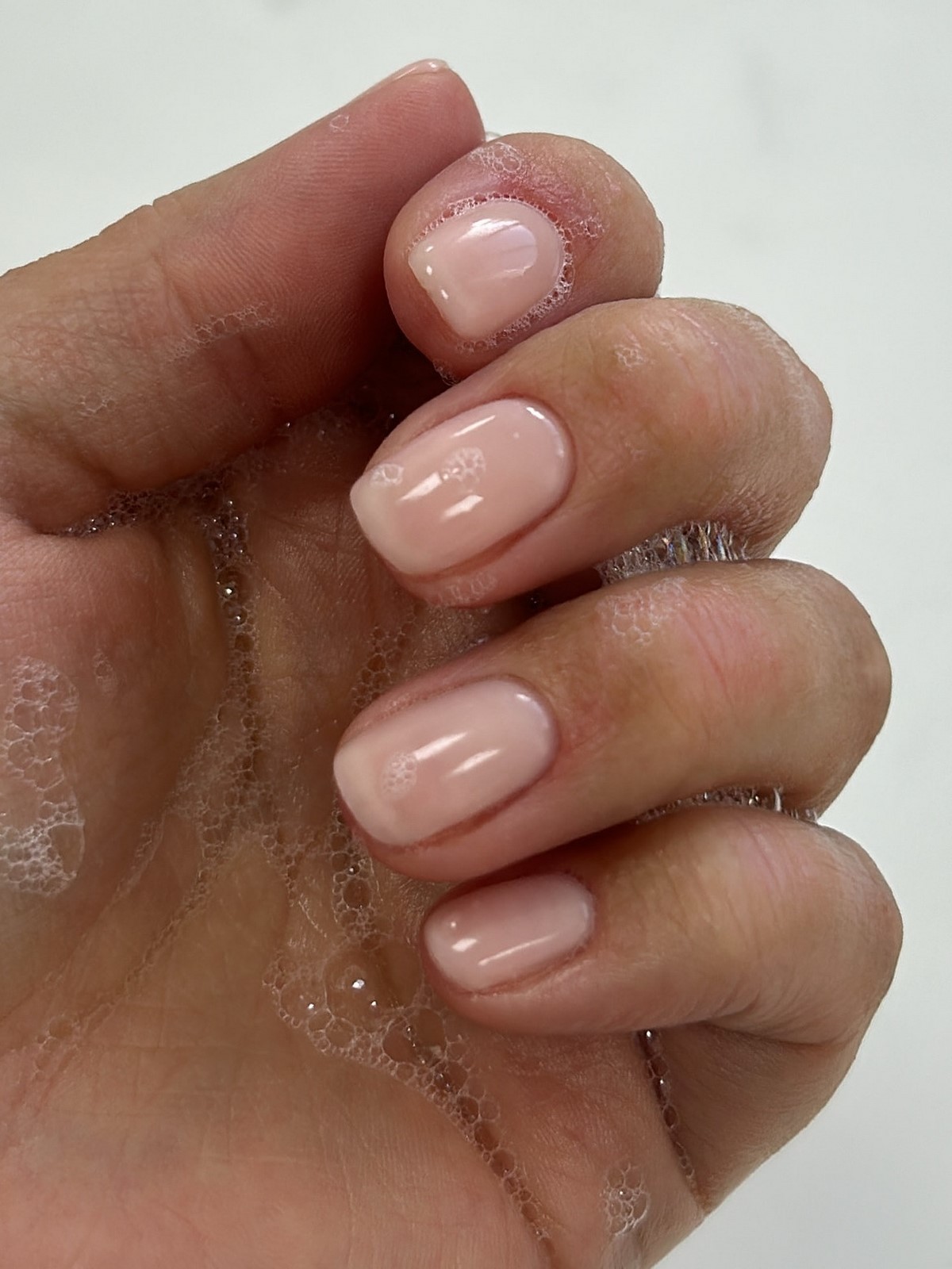 Глянцеві нігті без декору: тренд на чистоту і простоту