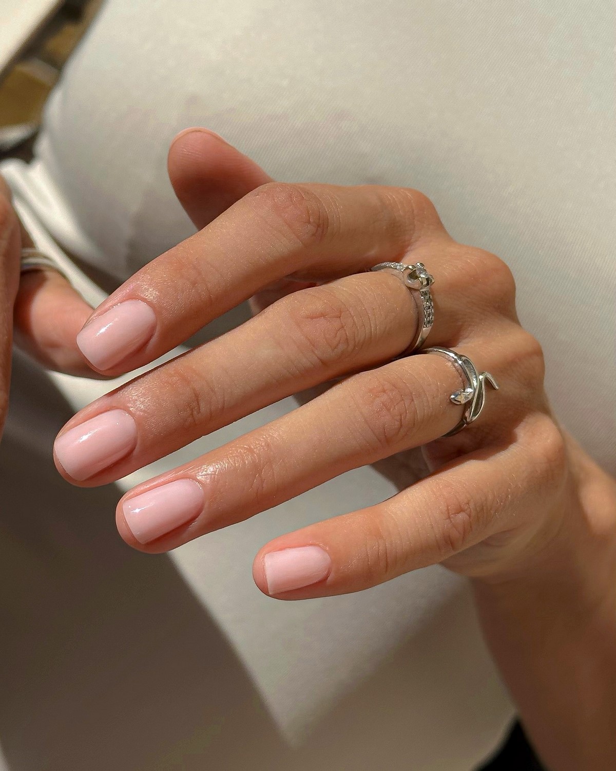 Глянцеві нігті без декору: тренд на чистоту і простоту