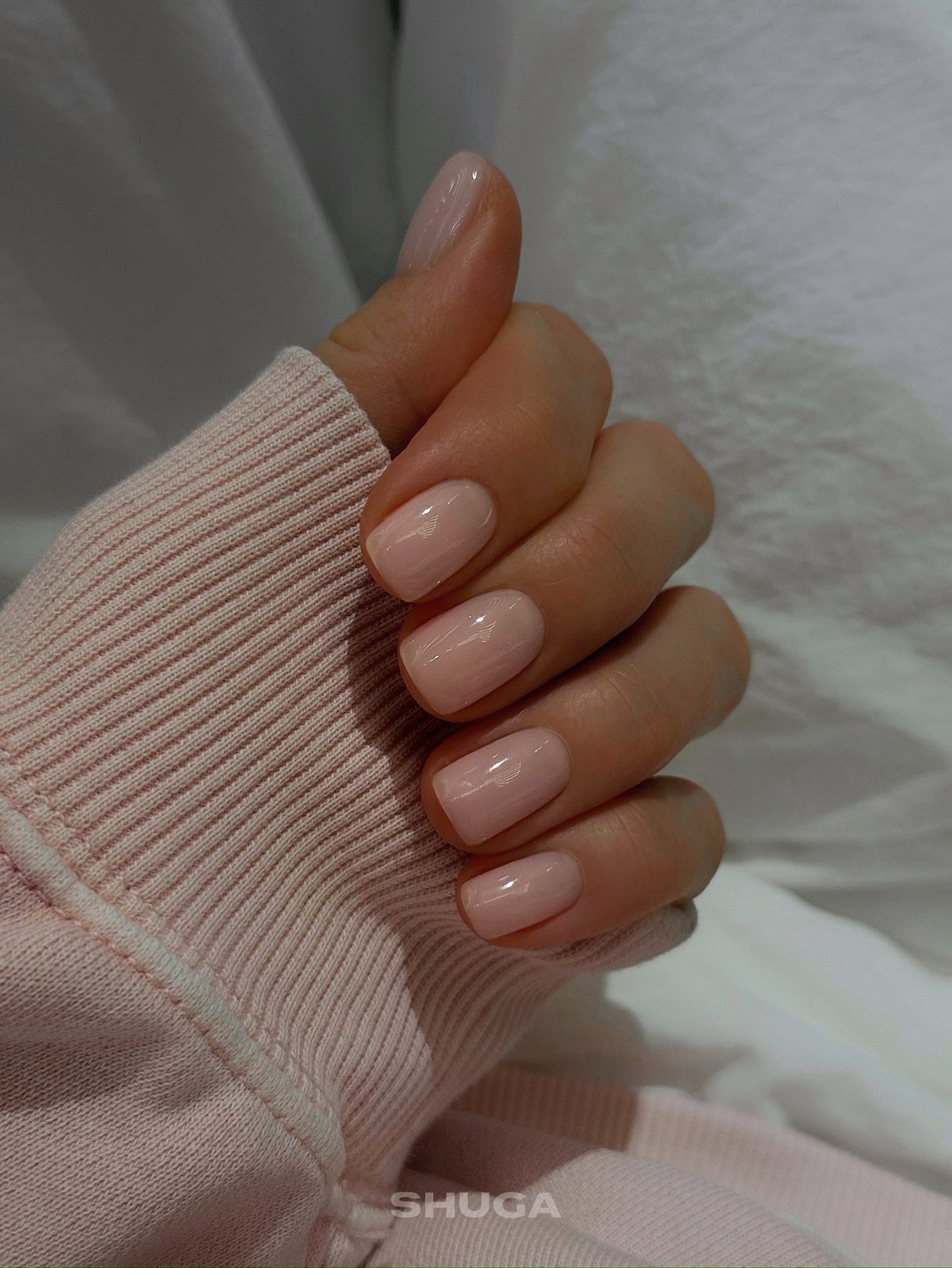 Глянцеві нігті без декору: тренд на чистоту і простоту