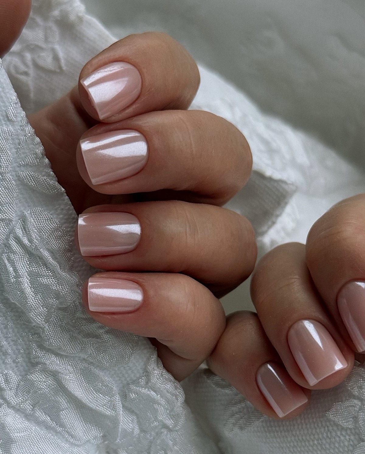 Глянцеві нігті без декору: тренд на чистоту і простоту