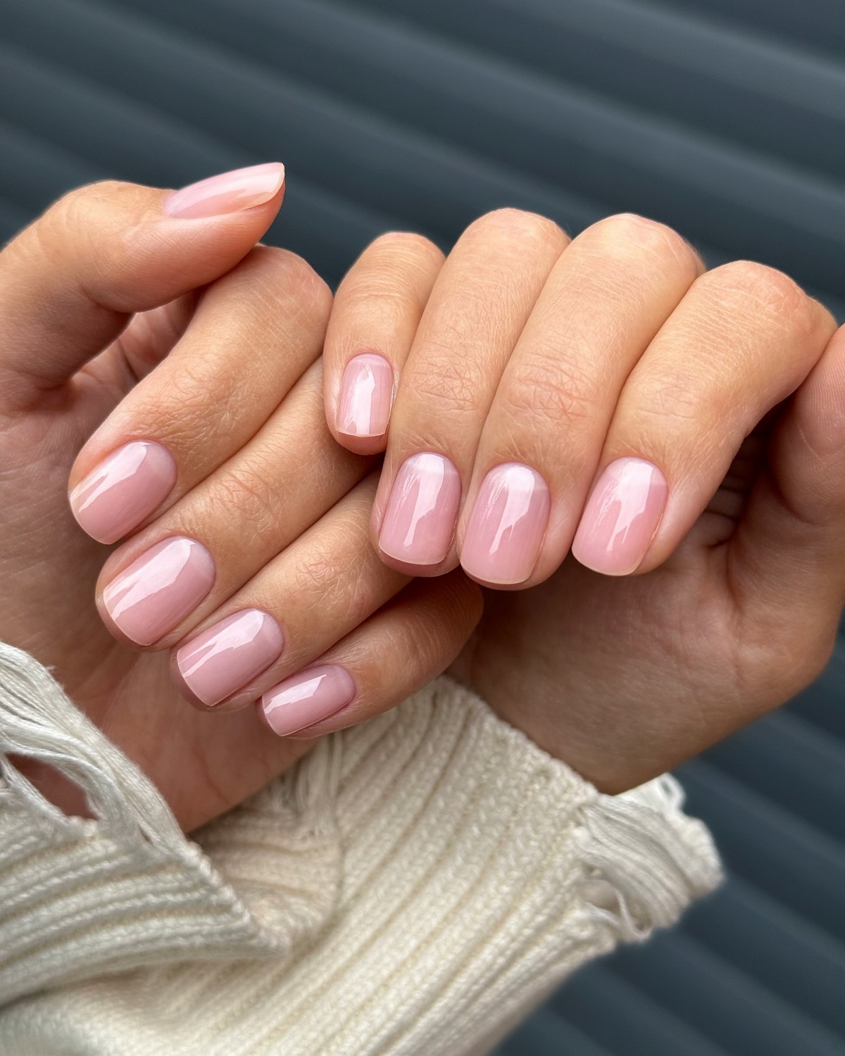 Глянцеві нігті без декору: тренд на чистоту і простоту