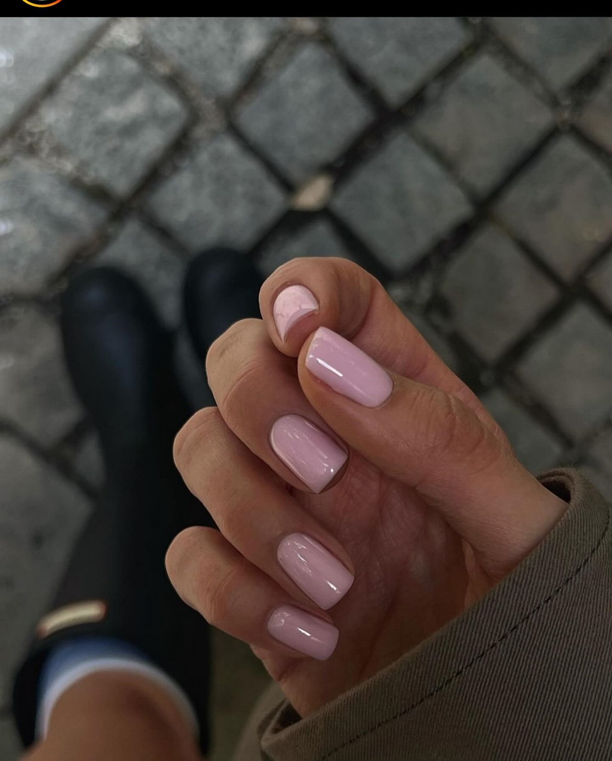 Глянцеві нігті без декору: тренд на чистоту і простоту