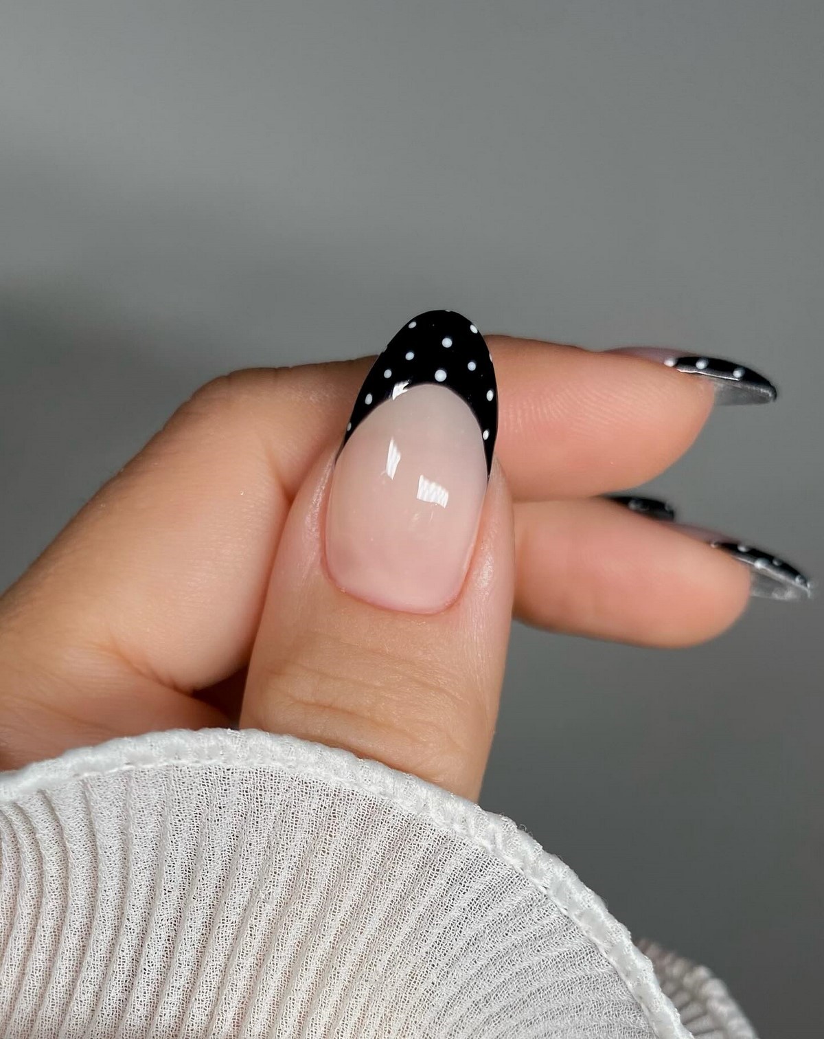 Polka Dots nails навесні 2026 року: найграйливіший тренд манікюру, який став універсальним