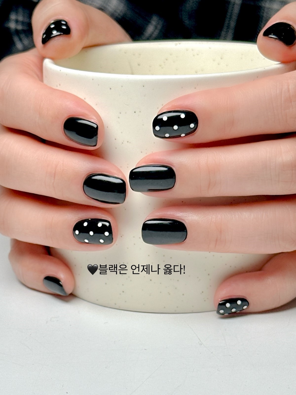 Polka Dots nails навесні 2026 року: найграйливіший тренд манікюру, який став універсальним