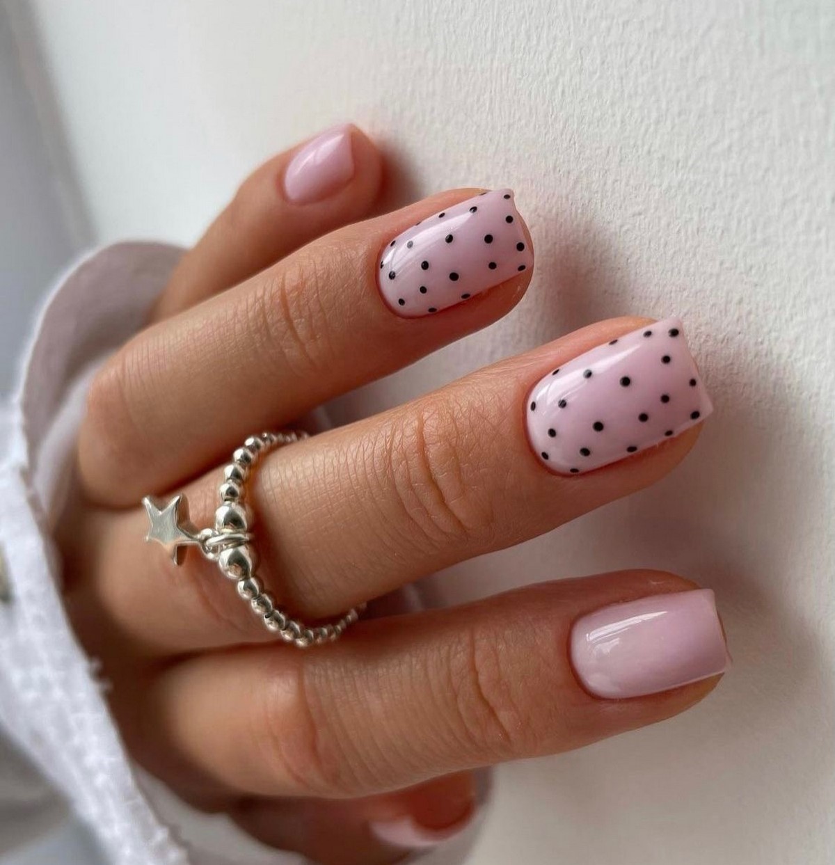 Polka Dots nails навесні 2026 року: найграйливіший тренд манікюру, який став універсальним