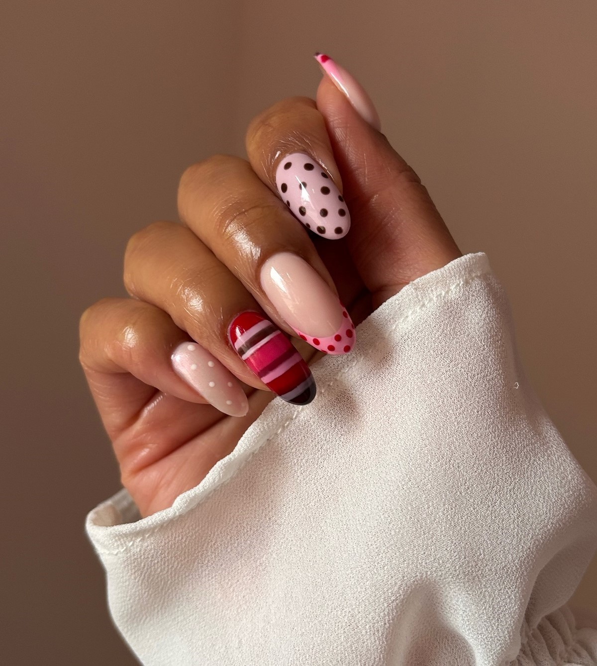 Polka Dots nails навесні 2026 року: найграйливіший тренд манікюру, який став універсальним