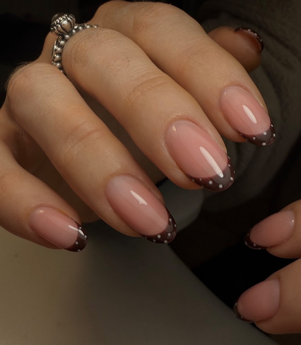 Polka Dots nails навесні 2026 року: найграйливіший тренд манікюру, який став універсальним