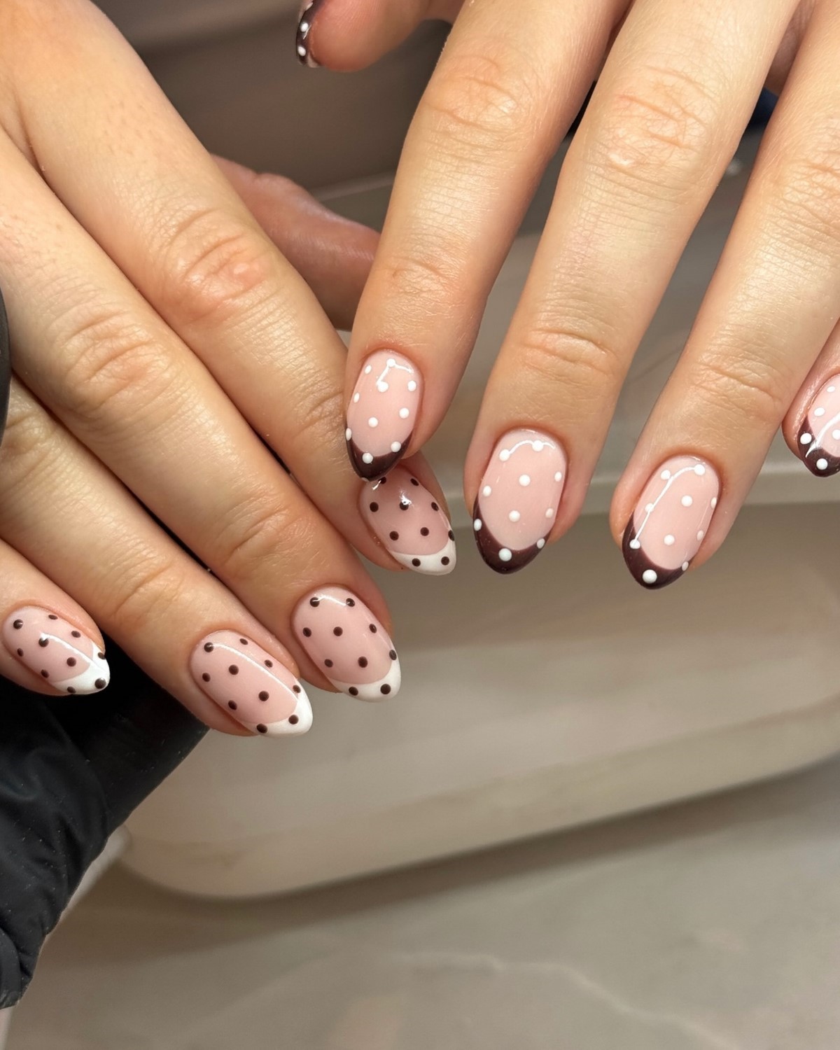 Polka Dots nails навесні 2026 року: найграйливіший тренд манікюру, який став універсальним