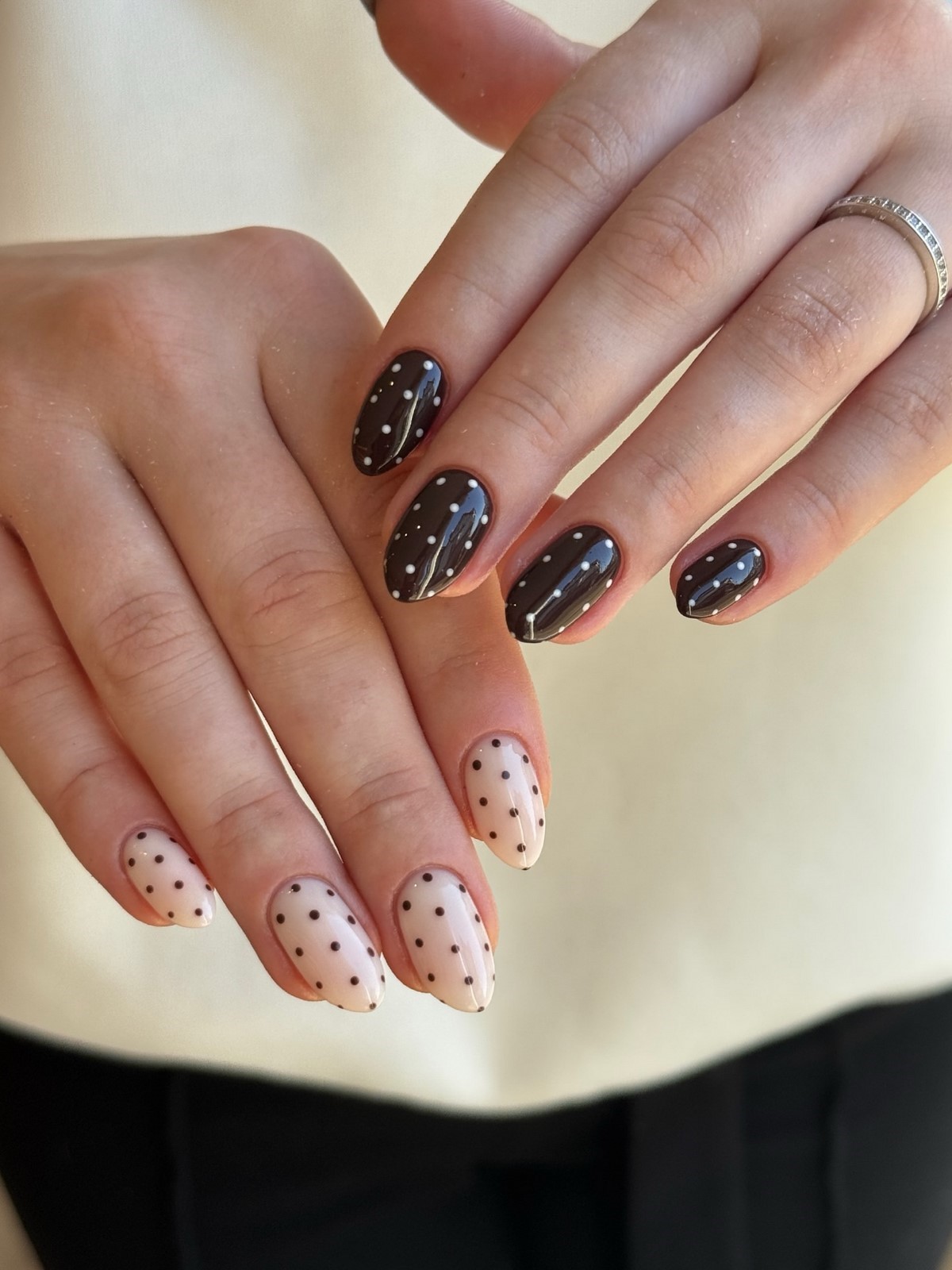 Polka Dots nails навесні 2026 року: найграйливіший тренд манікюру, який став універсальним