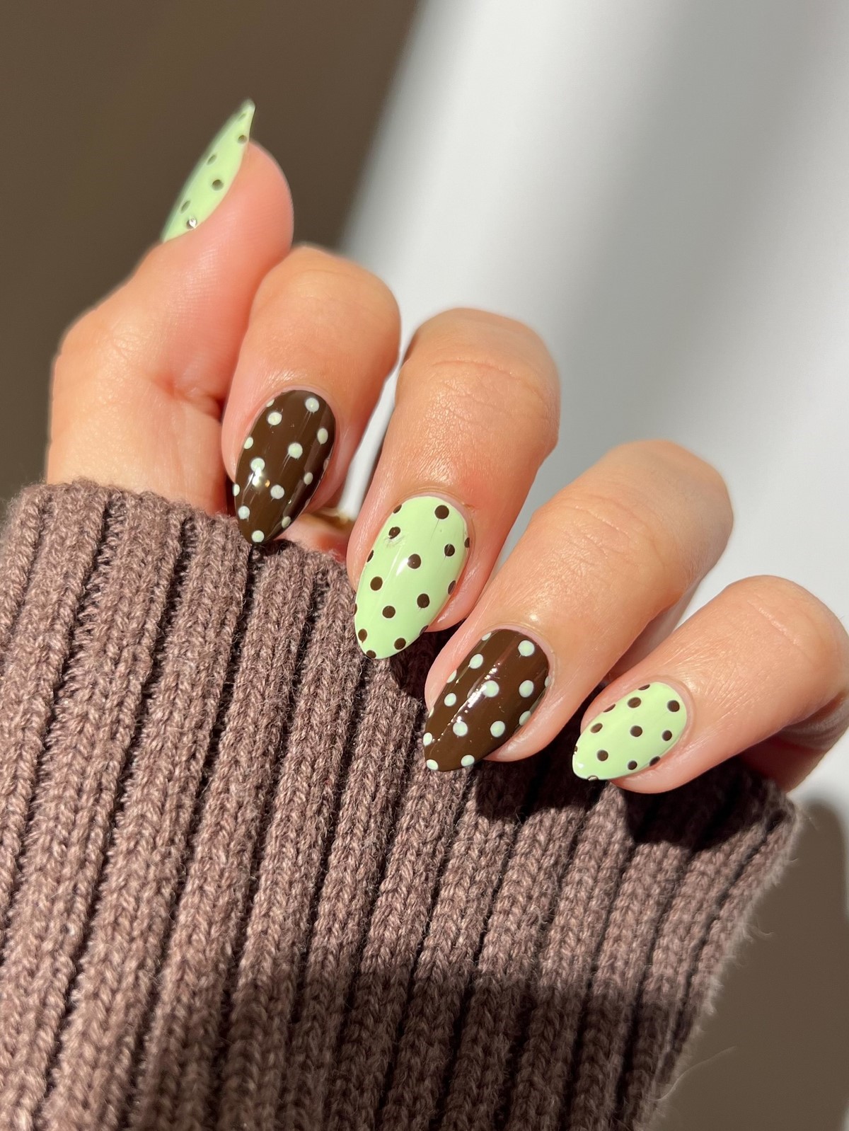 Polka Dots nails навесні 2026 року: найграйливіший тренд манікюру, який став універсальним