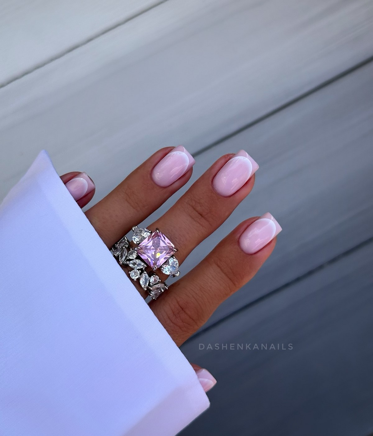 Світлий манікюр з характером: пастель, яка підкреслює стиль і статус