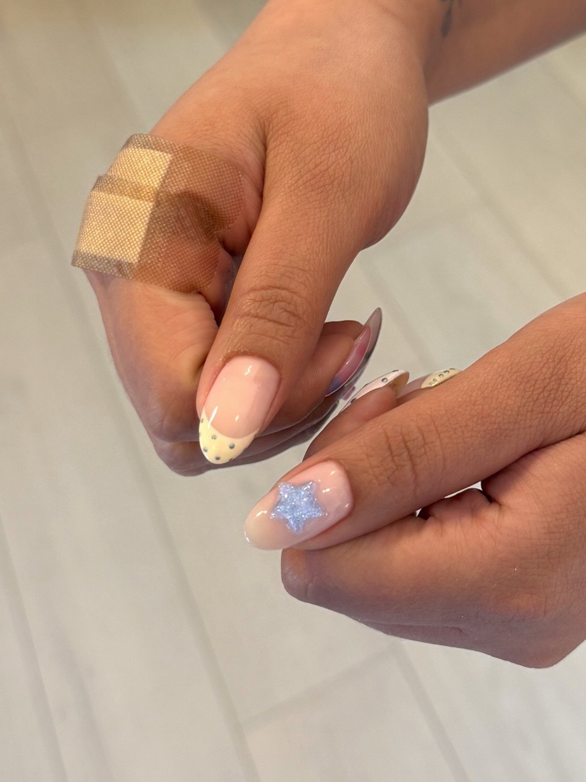 Світлий манікюр з характером: пастель, яка підкреслює стиль і статус