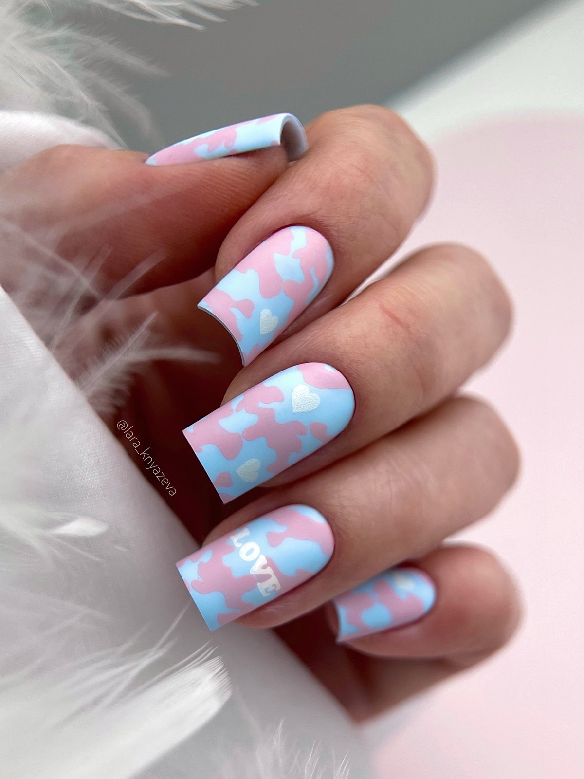 Світлий манікюр з характером: пастель, яка підкреслює стиль і статус