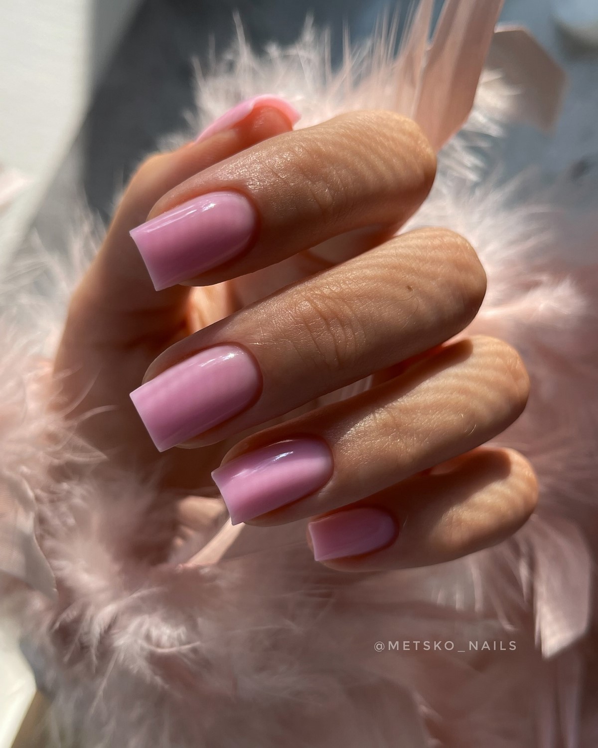 Світлий манікюр з характером: пастель, яка підкреслює стиль і статус