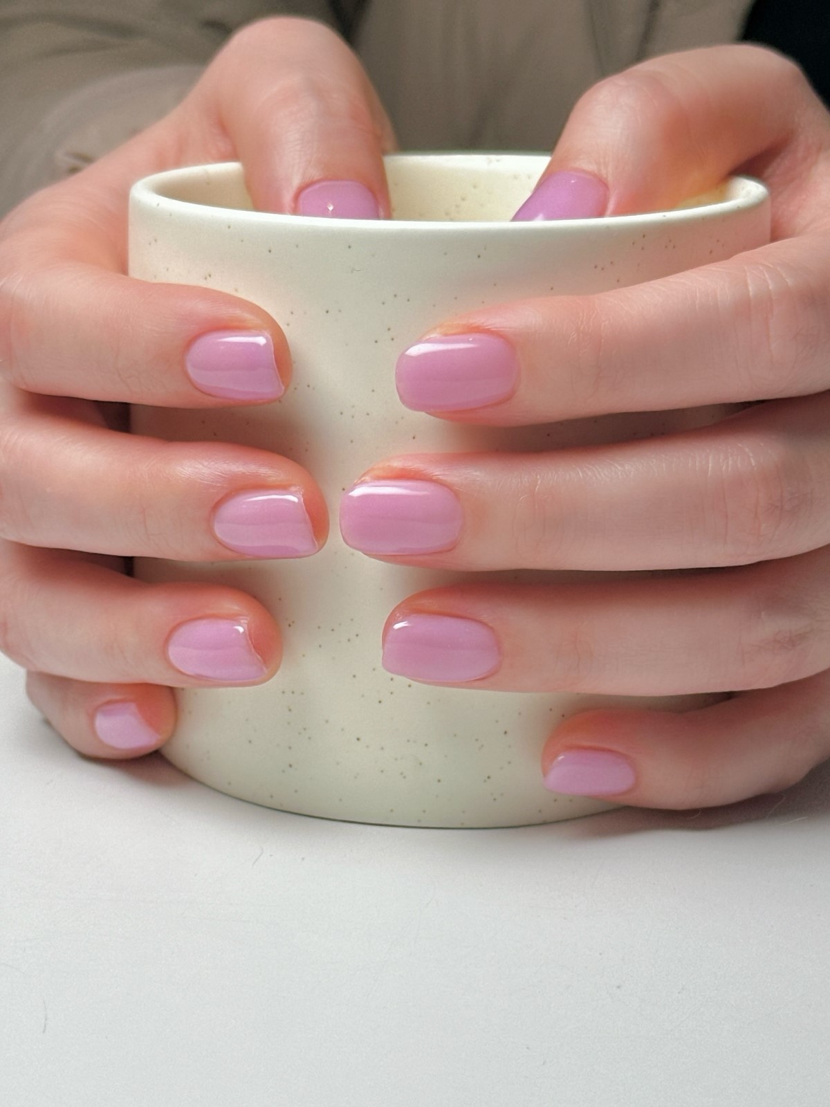 Світлий манікюр з характером: пастель, яка підкреслює стиль і статус