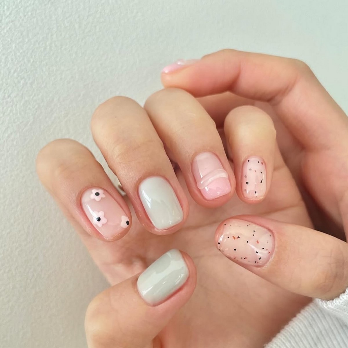 Світлий манікюр з характером: пастель, яка підкреслює стиль і статус