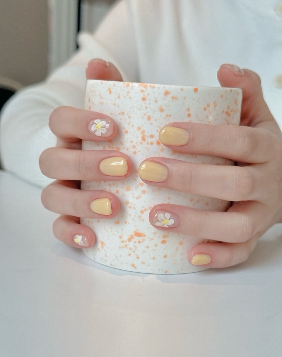 Світлий манікюр з характером: пастель, яка підкреслює стиль і статус