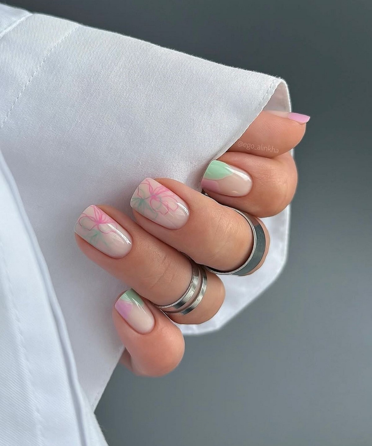 Світлий манікюр з характером: пастель, яка підкреслює стиль і статус