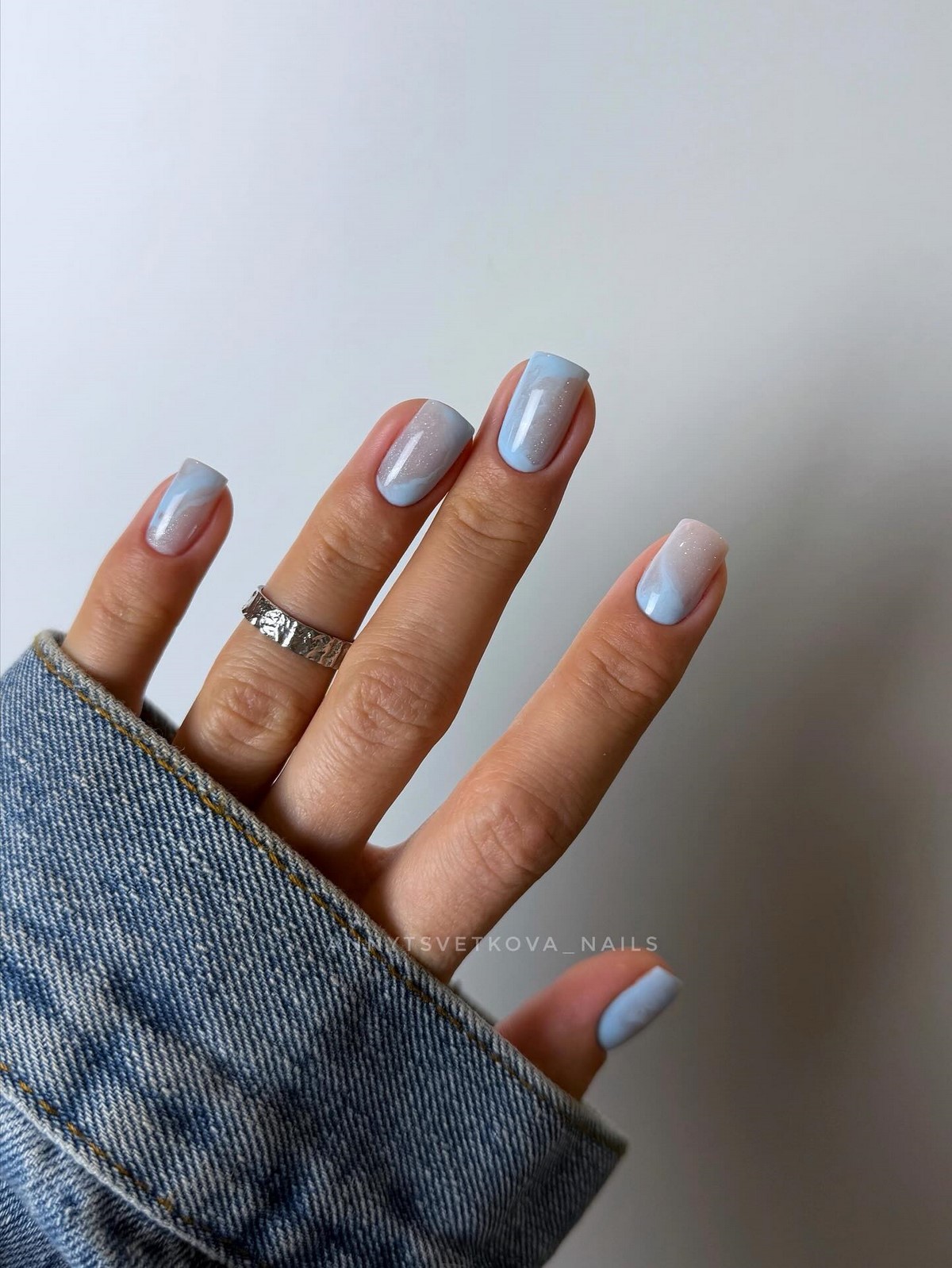 Світлий манікюр з характером: пастель, яка підкреслює стиль і статус