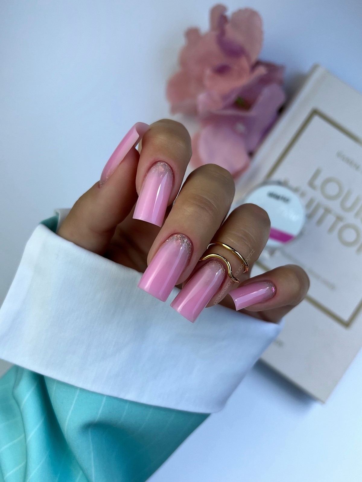 Світлий манікюр з характером: пастель, яка підкреслює стиль і статус