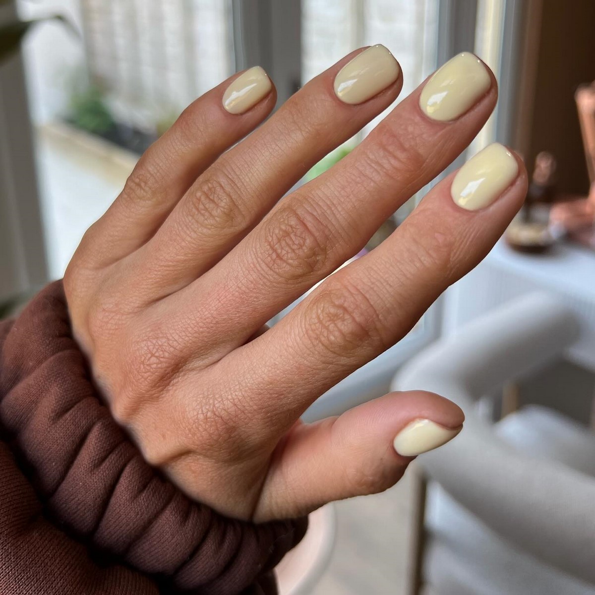 Світлий манікюр з характером: пастель, яка підкреслює стиль і статус