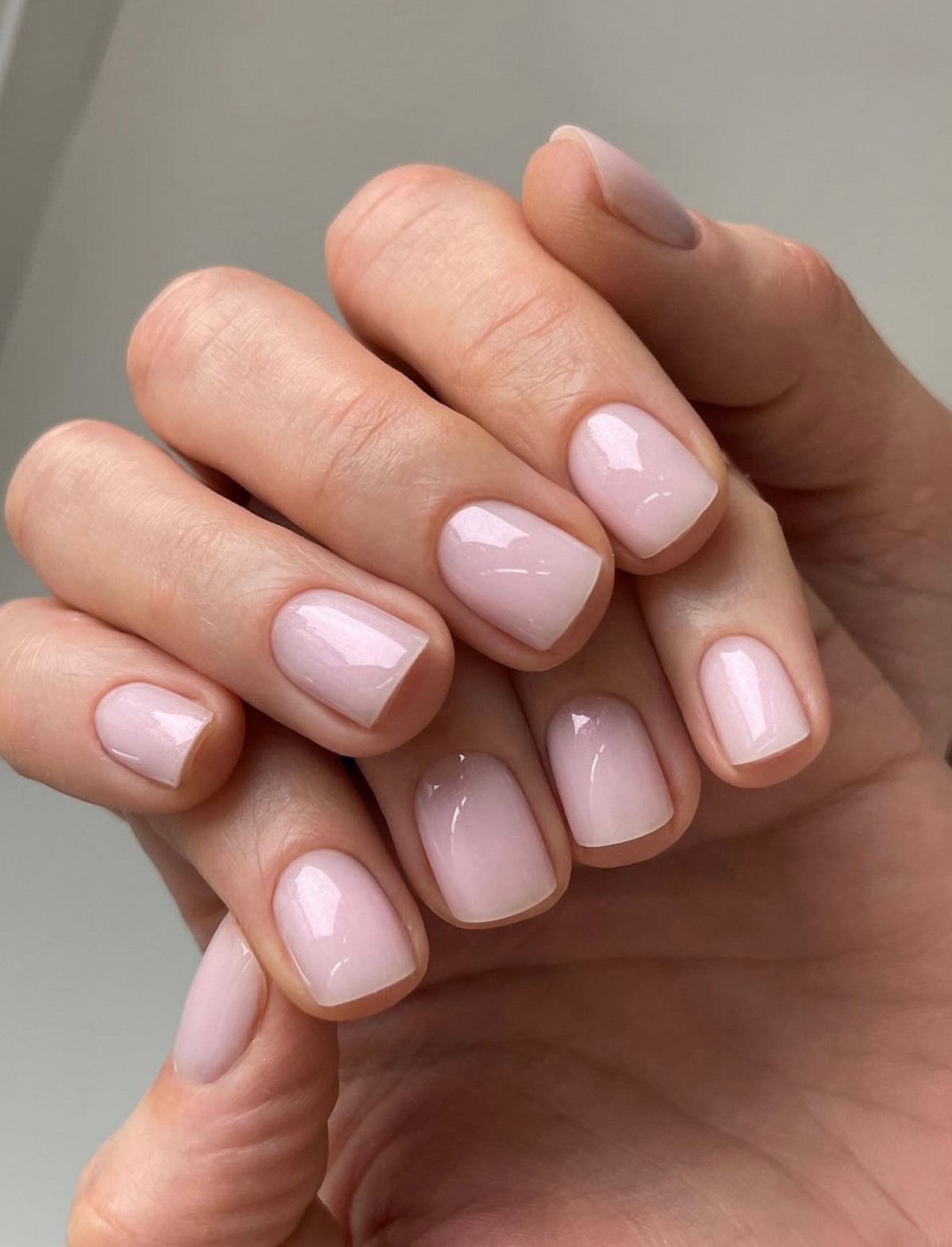 Світлий манікюр 2026 на коротку довжину: головні ідеї сезону