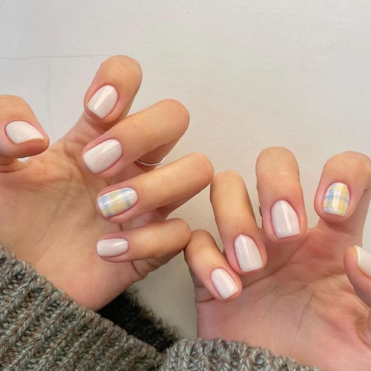 Світлий манікюр 2026 на коротку довжину: головні ідеї сезону