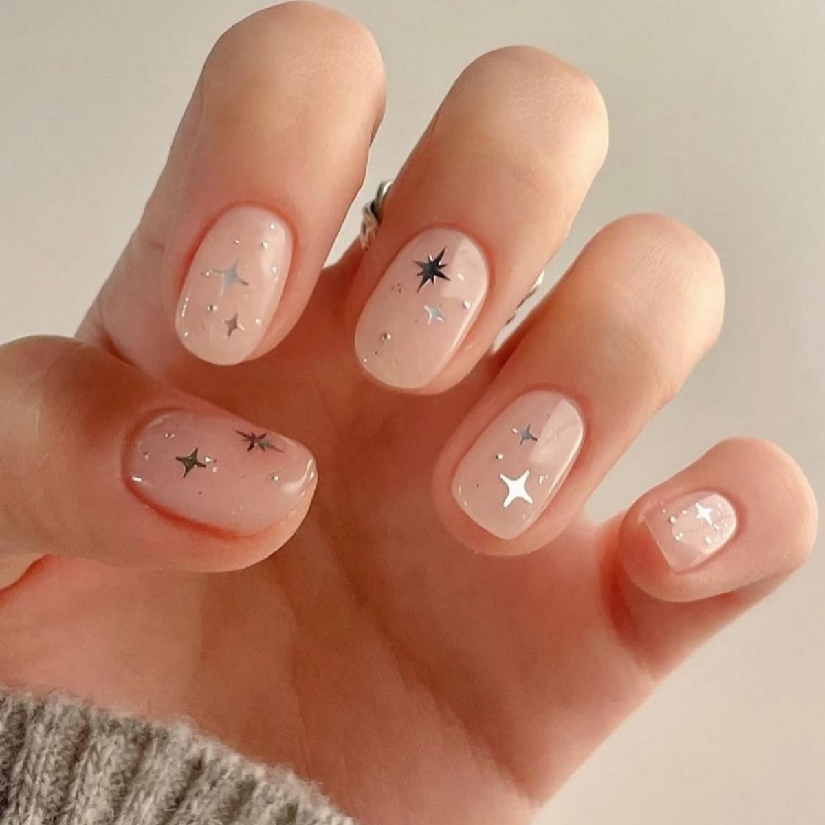 Світлий манікюр 2026 на коротку довжину: головні ідеї сезону