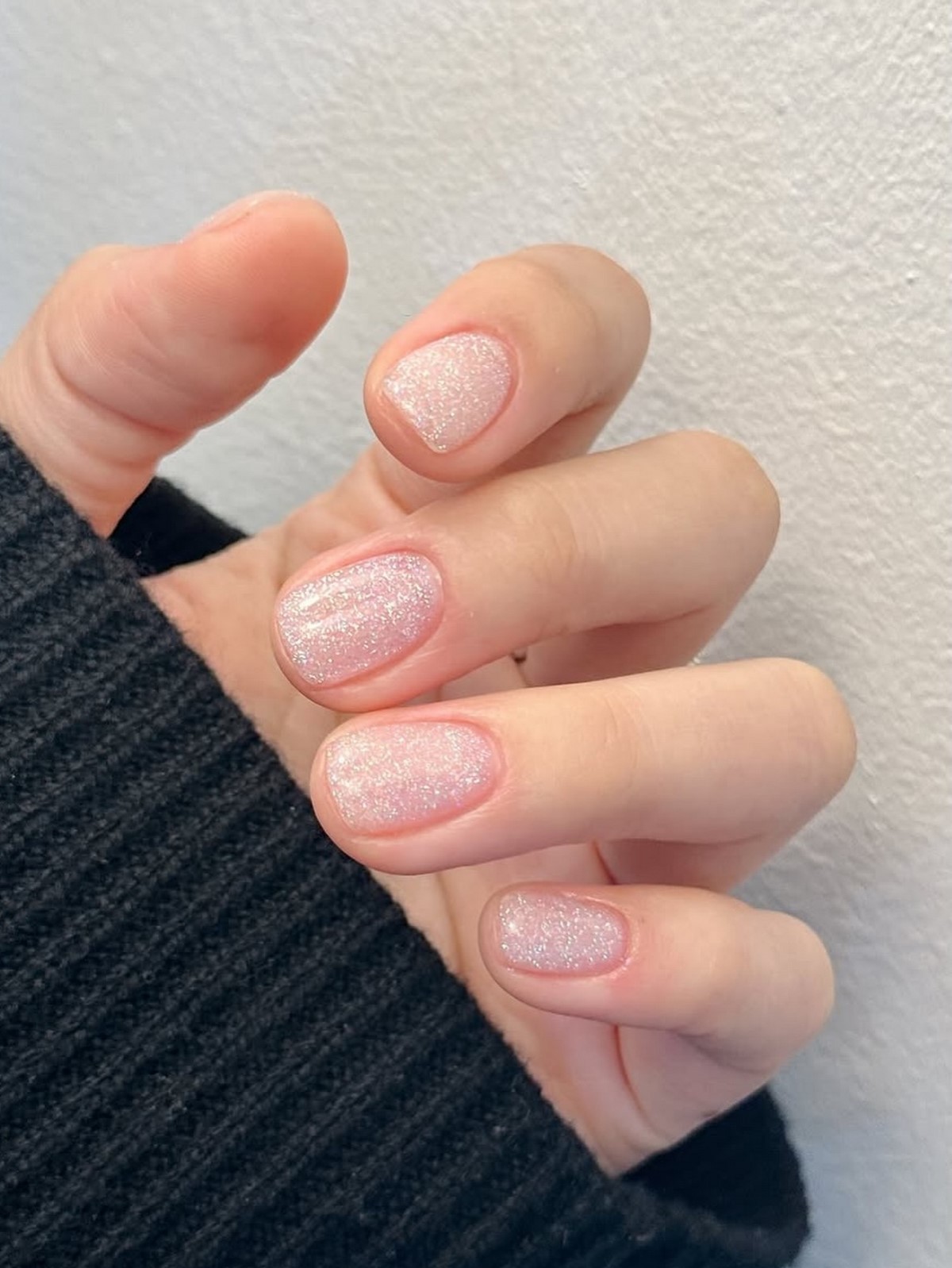 Світлий манікюр 2026 на коротку довжину: головні ідеї сезону