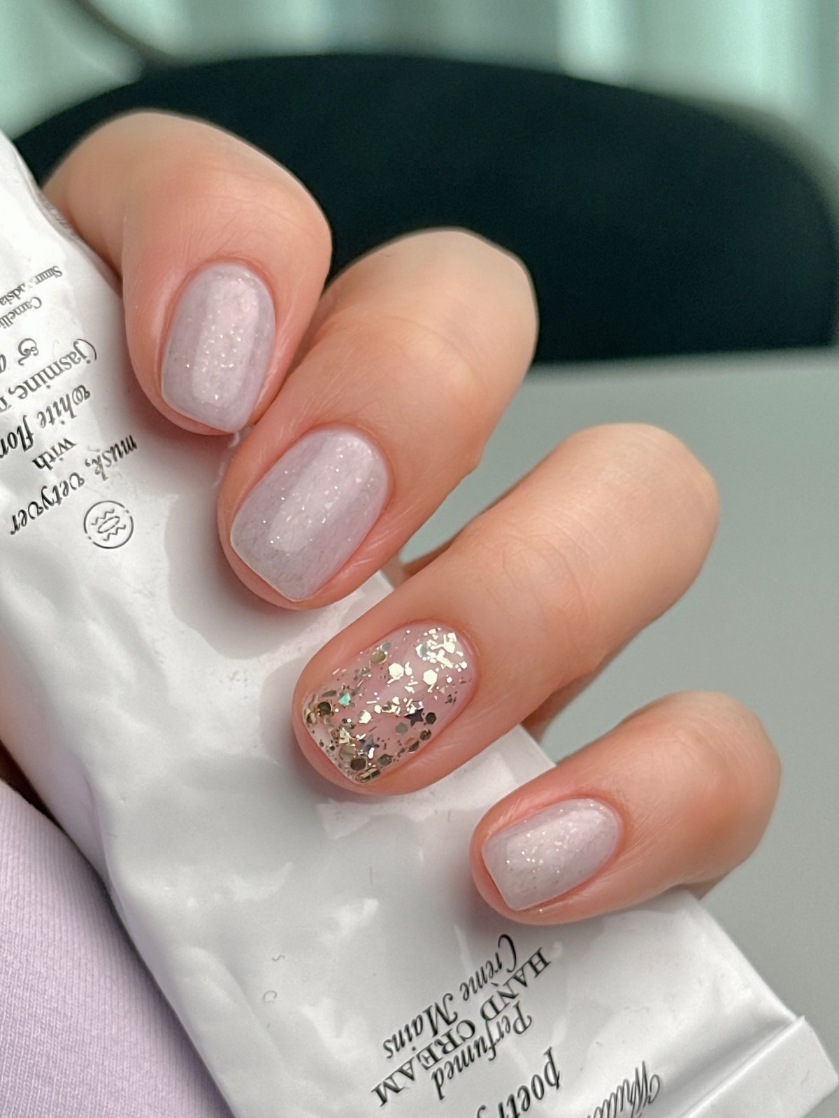 Світлий манікюр 2026 на коротку довжину: головні ідеї сезону