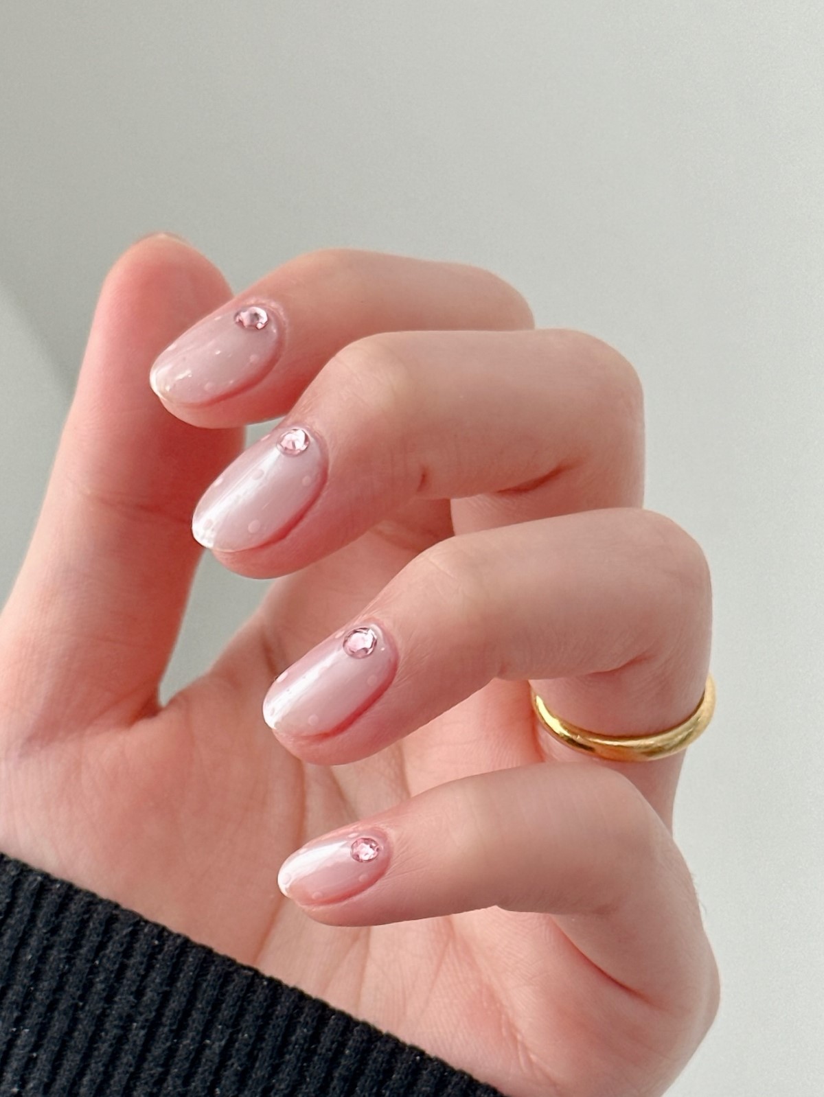 Світлий манікюр 2026 на коротку довжину: головні ідеї сезону