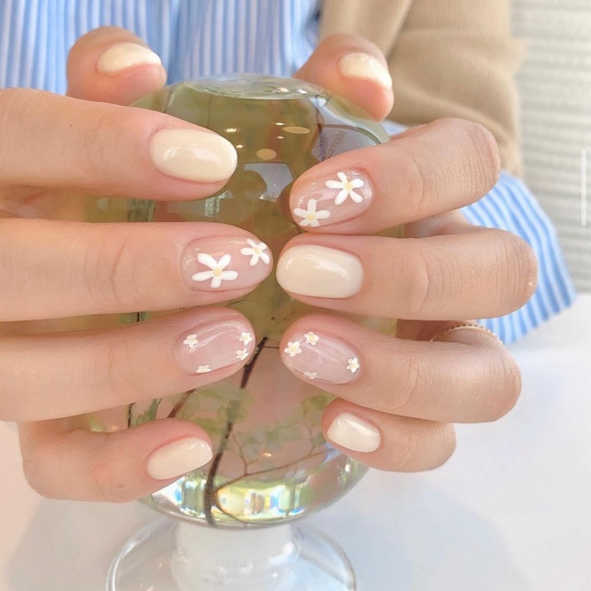 Світлий манікюр 2026 на коротку довжину: головні ідеї сезону