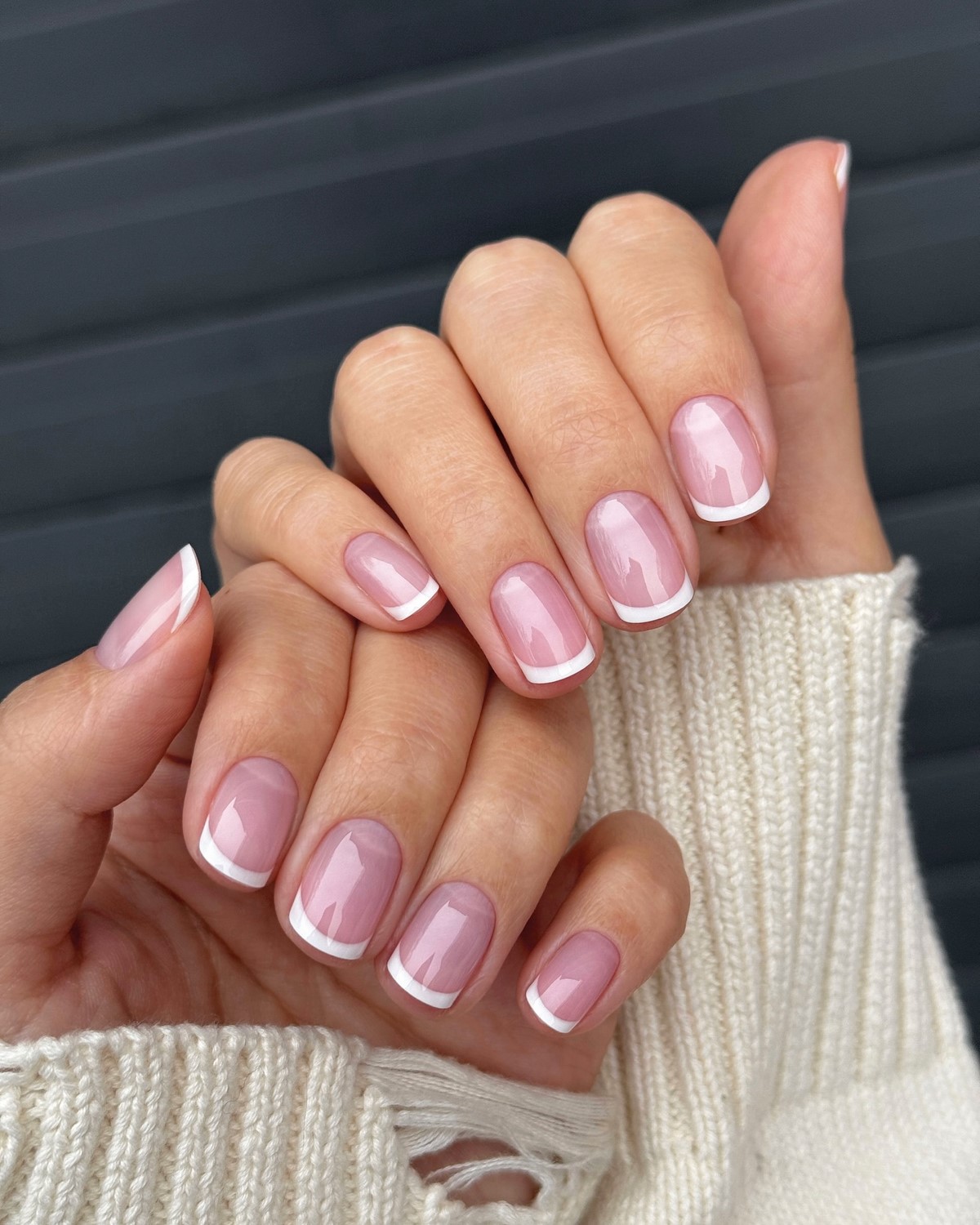 Світлий манікюр 2026 на коротку довжину: головні ідеї сезону