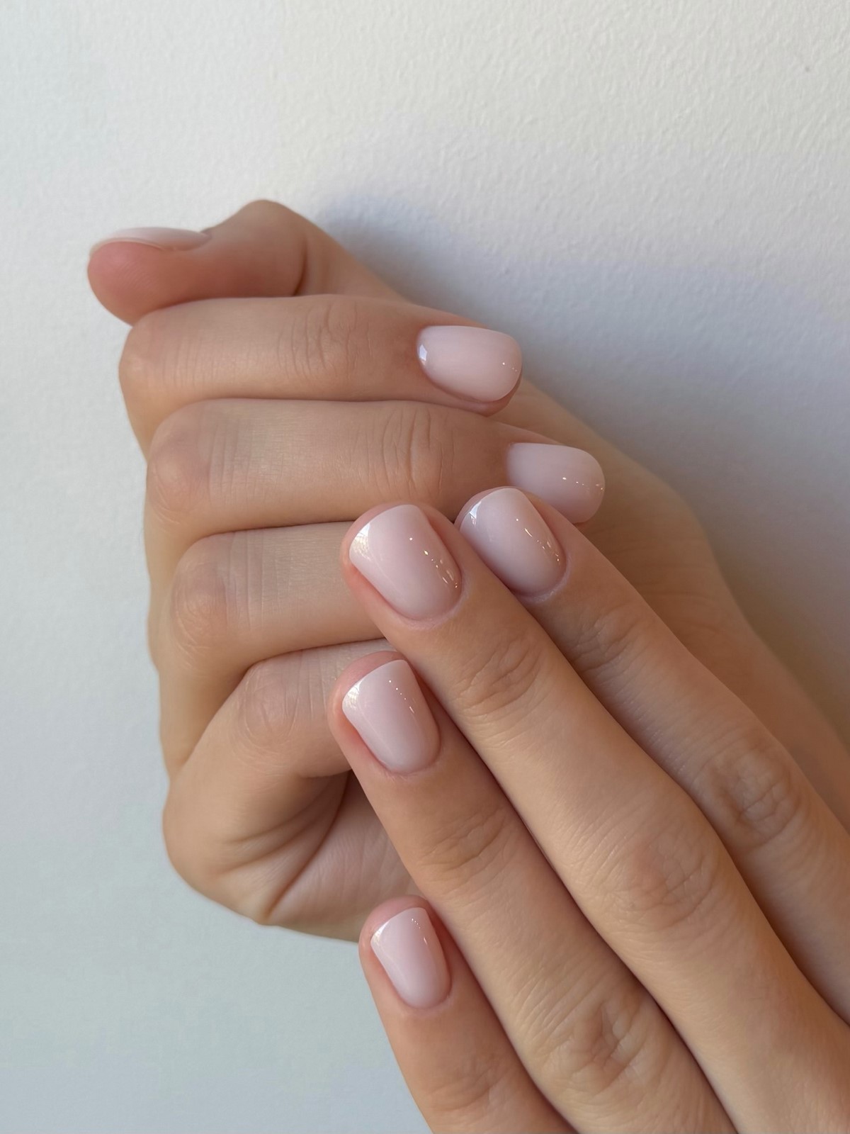 Світлий манікюр 2026 на коротку довжину: головні ідеї сезону