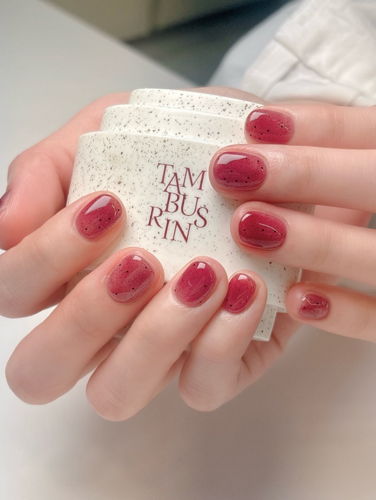 Трендовий манікюр весни 2026: фото, кольори, новинки сезону