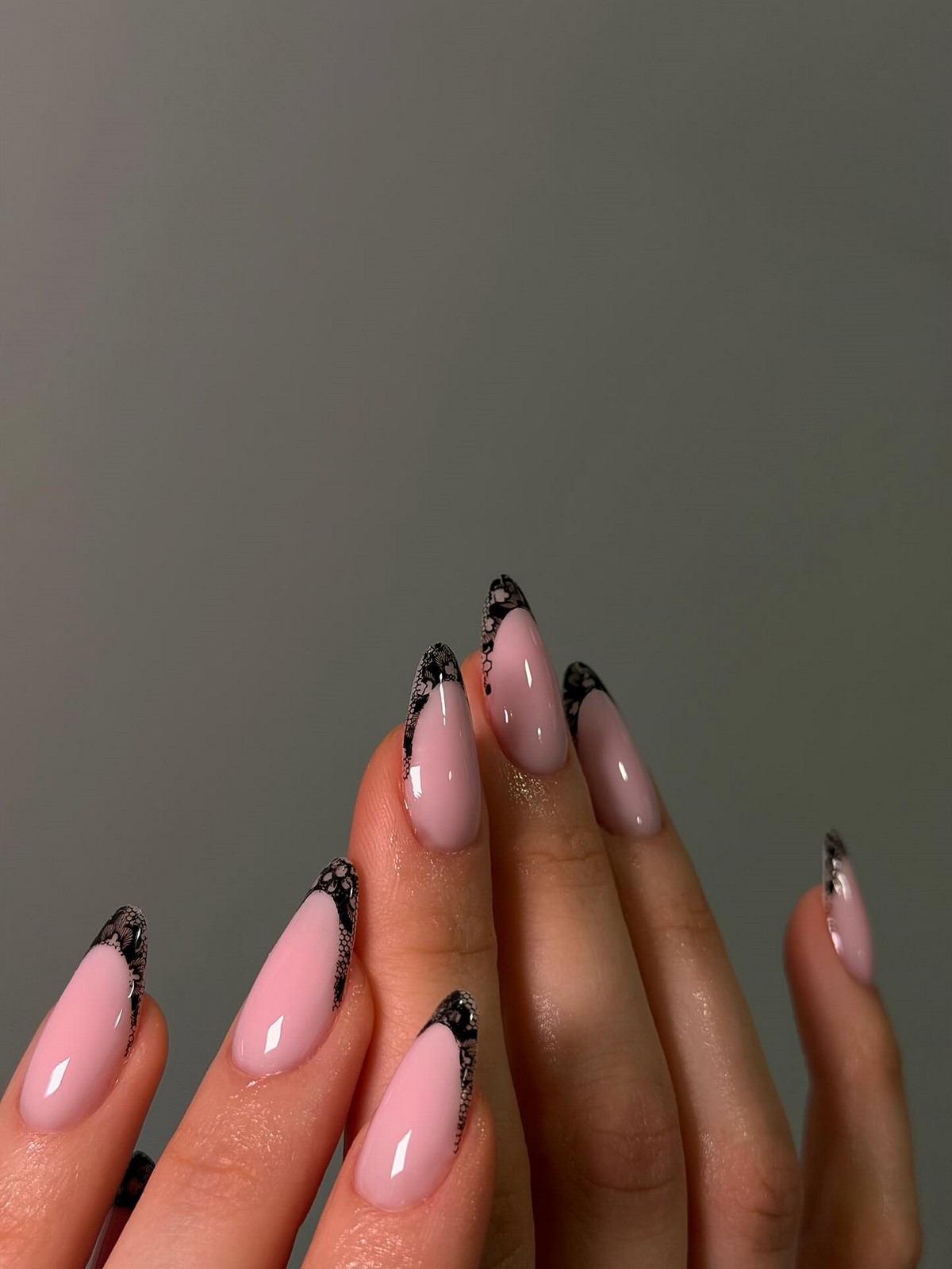 Трендовий манікюр весни 2026: фото, кольори, новинки сезону