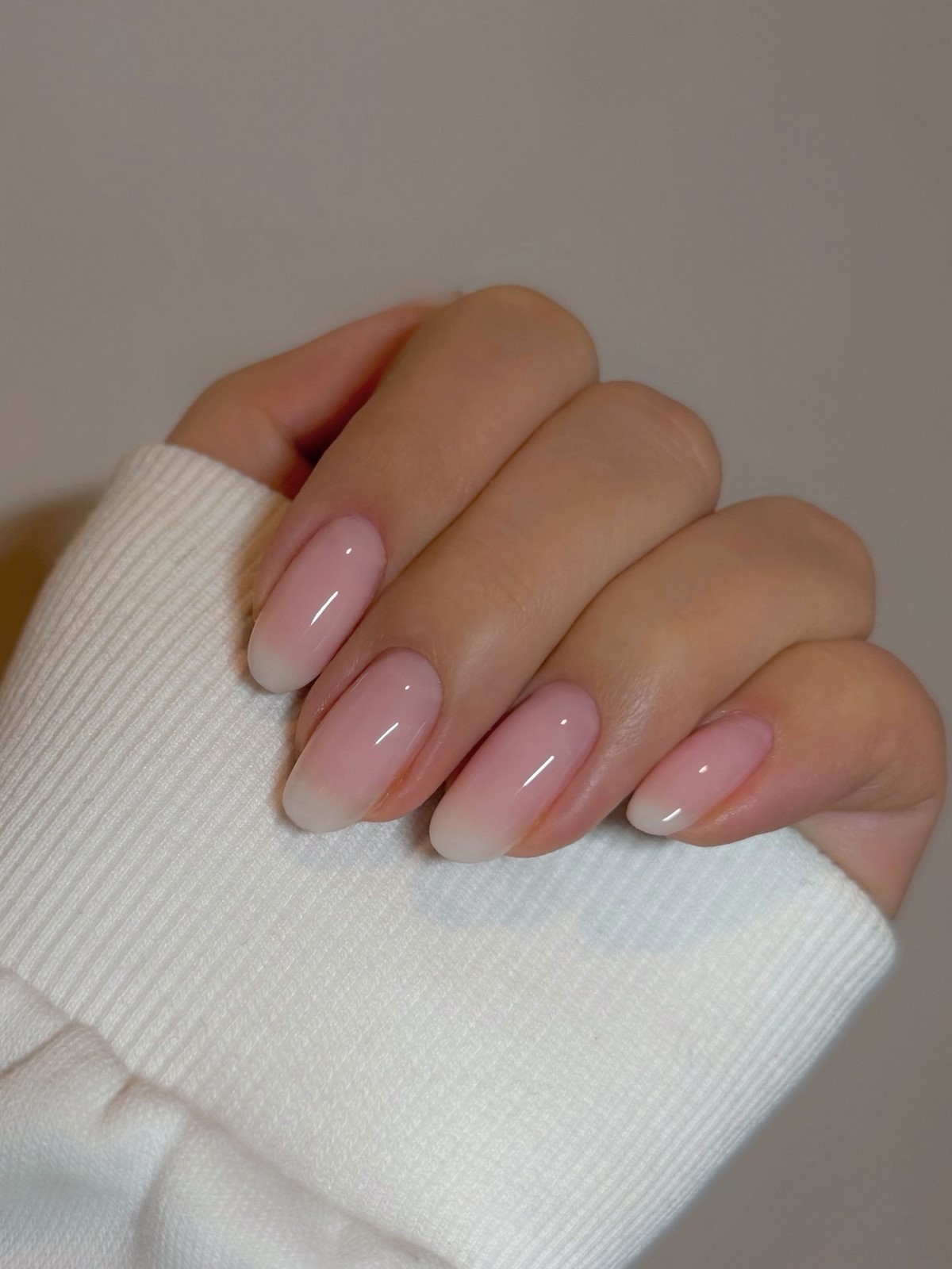 Трендовий манікюр весни 2026: фото, кольори, новинки сезону