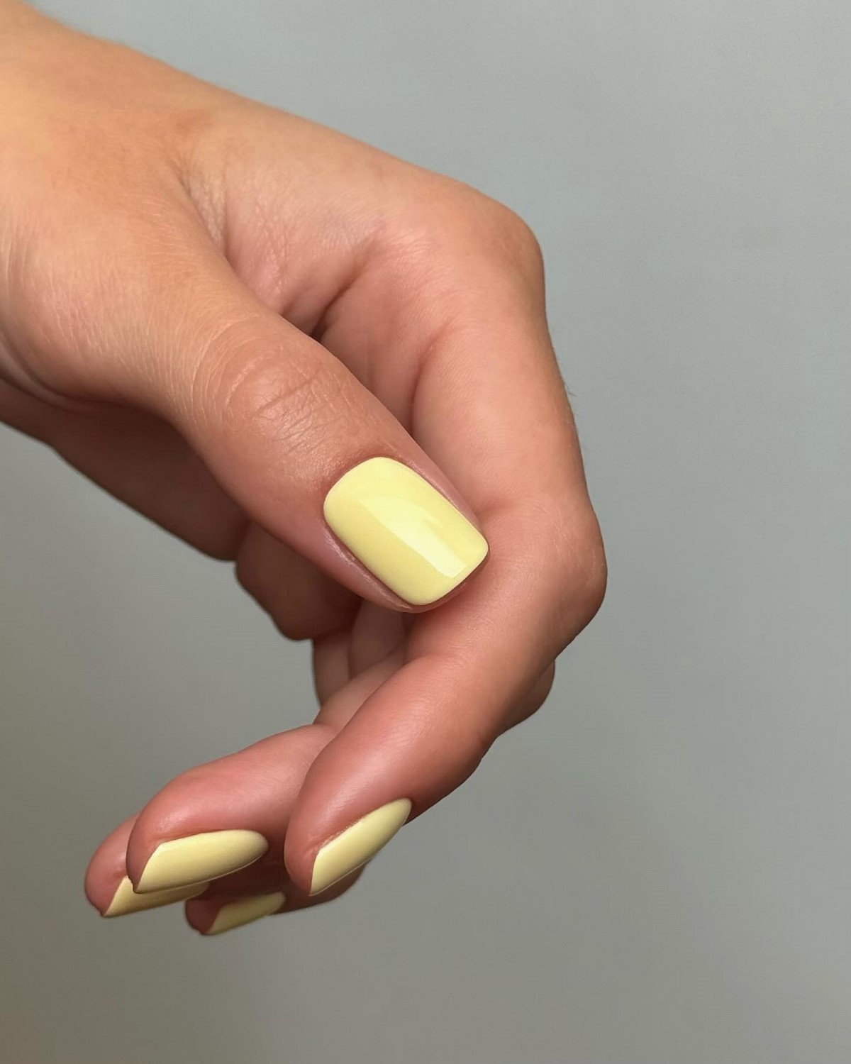 Трендовий манікюр весни 2026: фото, кольори, новинки сезону