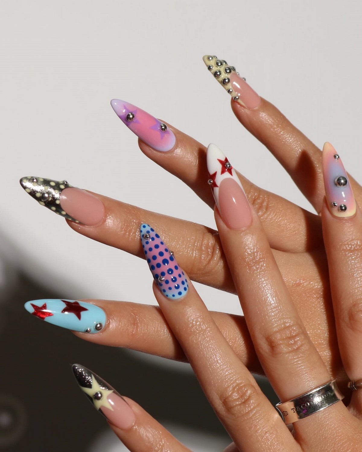 Трендовий манікюр весни 2026: фото, кольори, новинки сезону