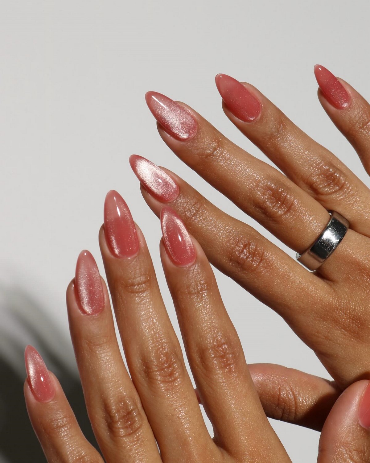 Трендовий манікюр весни 2026: фото, кольори, новинки сезону