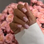 Чому легкий прозорий манікюр виглядає акуратніше за щільний