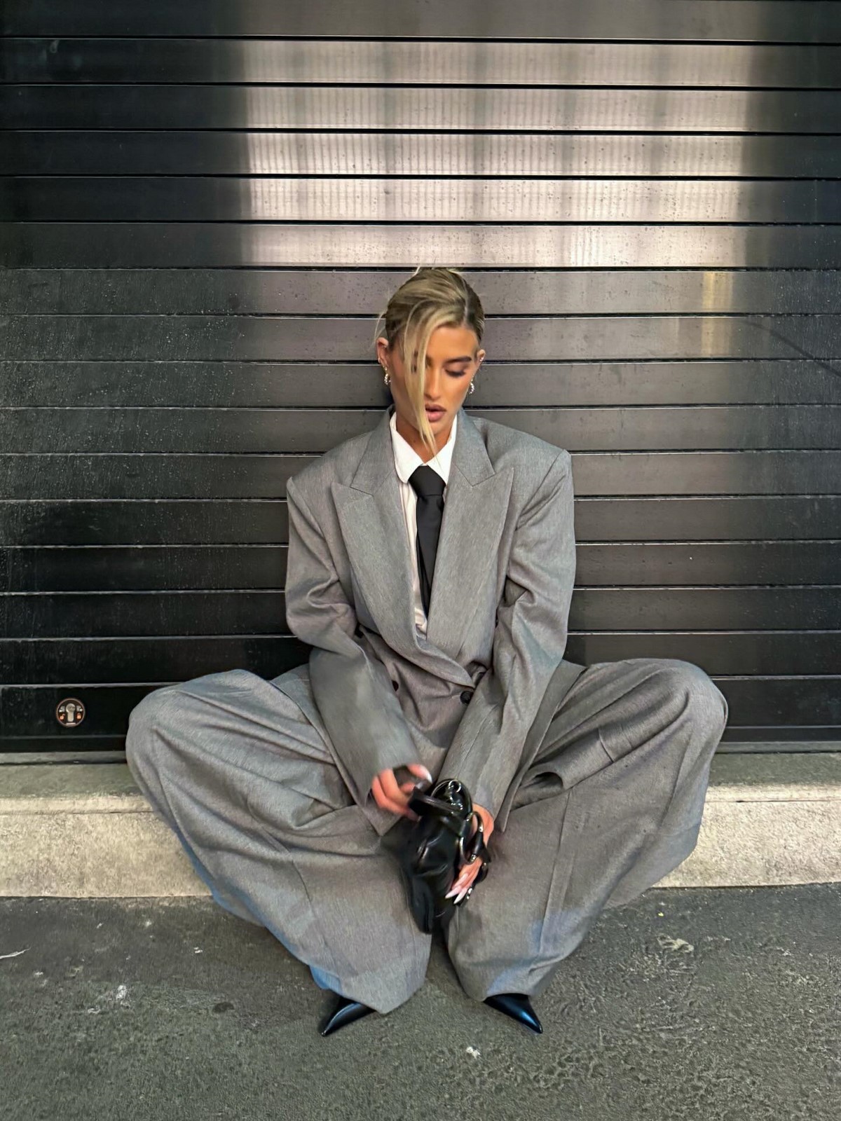 Весняні кольори одягу, які виглядають розкішніше за чорний