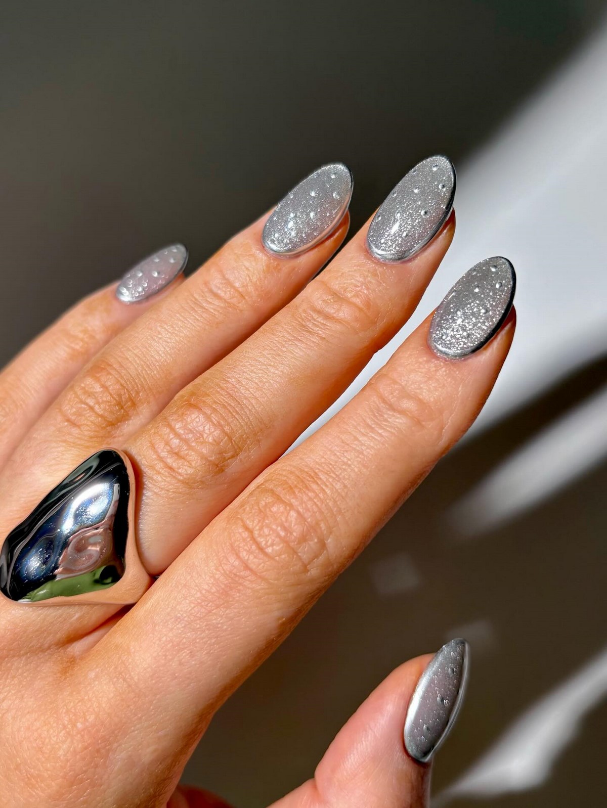 Манікюр квітня 2026: відтінок, який вже шукають усі