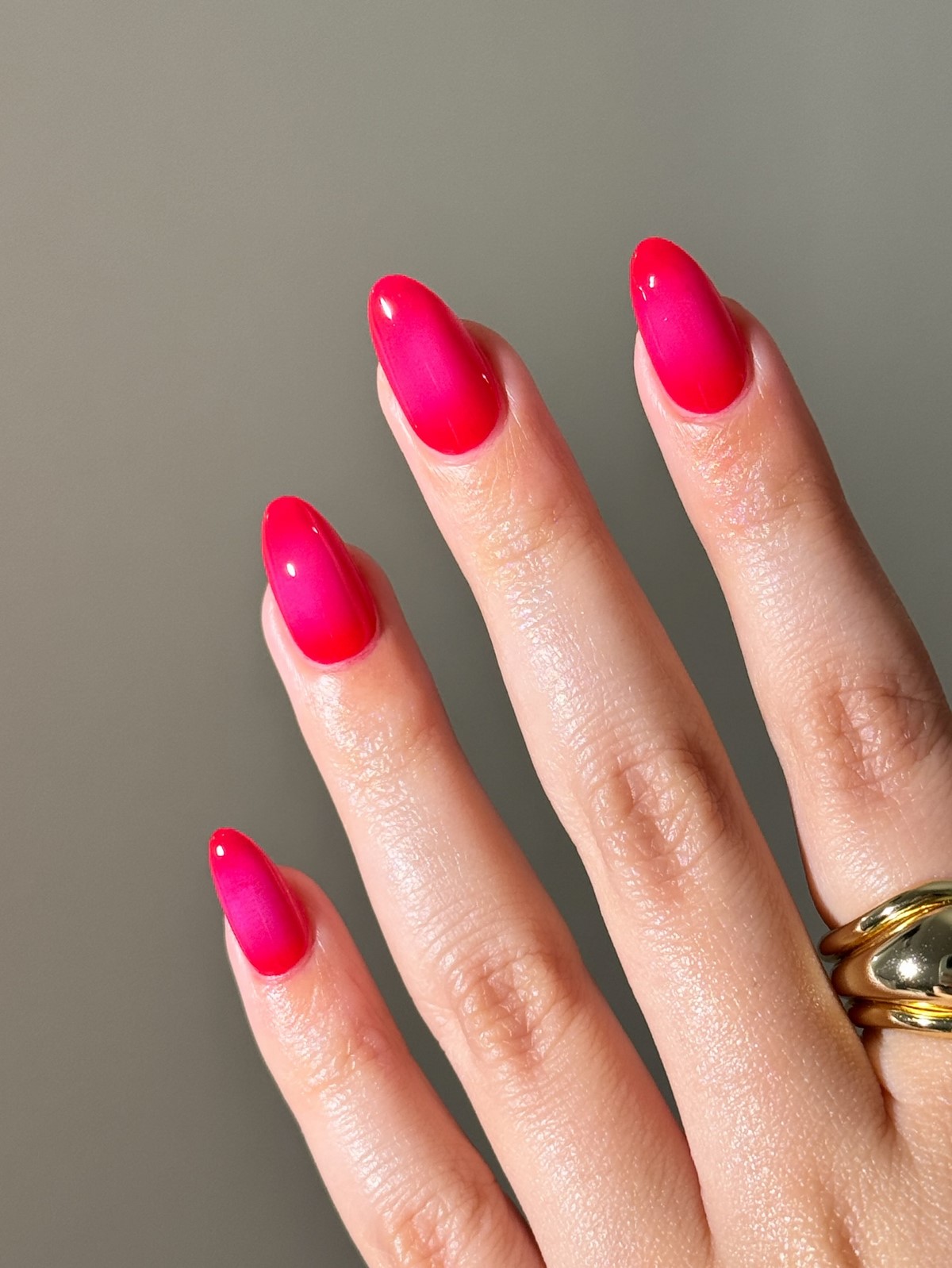 Чому червоний манікюр навесні виглядає особливо елегантно