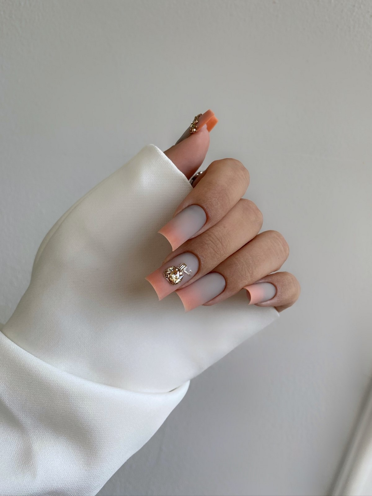 Чому градієнтний манікюр виглядає ніжнішим за однотон