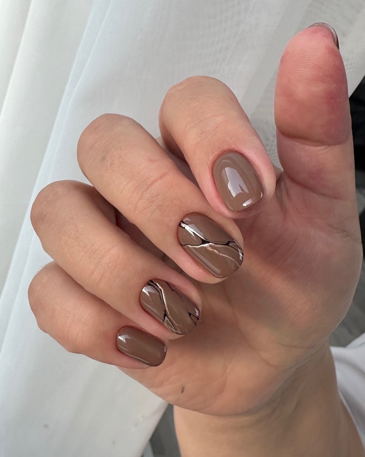 Карамельний манікюр: чому він ніжніший за бежевий