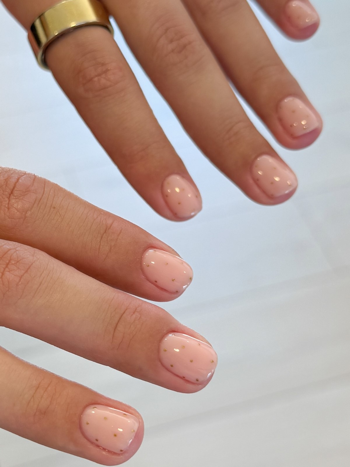 Глянцевий манікюр на коротких нігтях: секрет витонченої елегантності