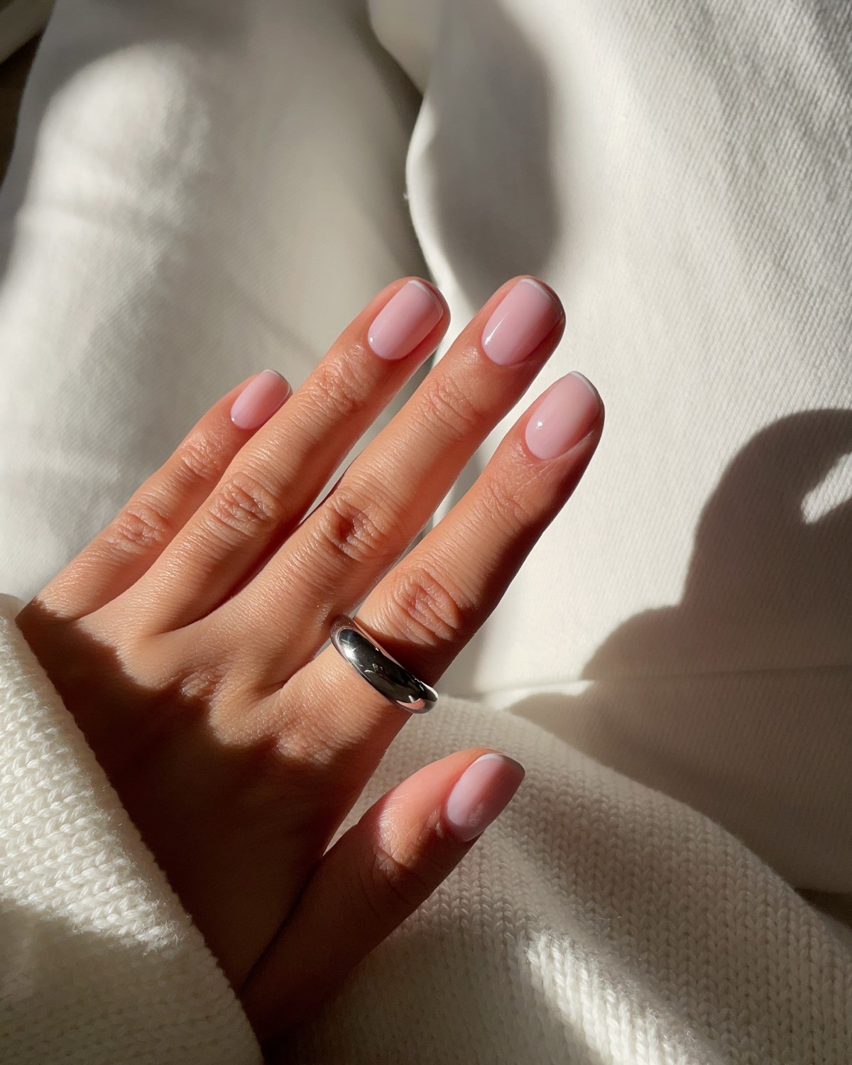 Чому легкий прозорий манікюр виглядає акуратніше за щільний