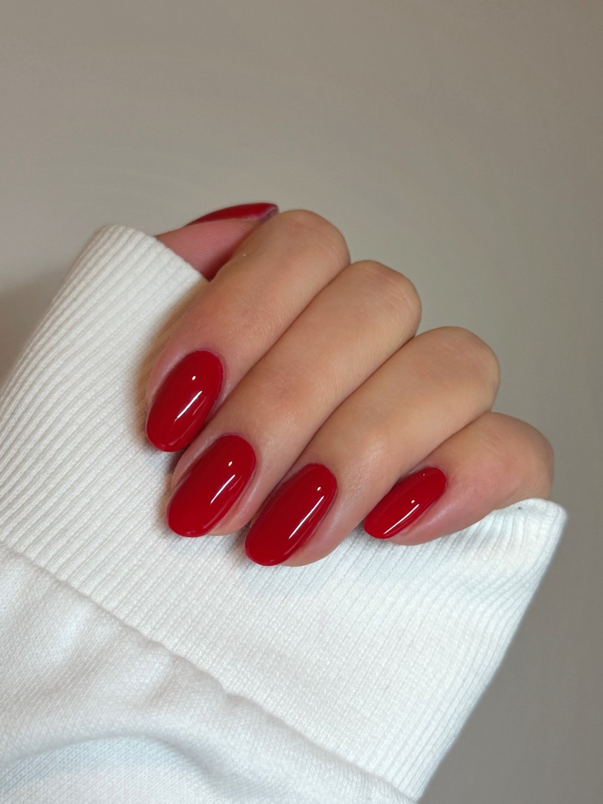 Чому червоний манікюр навесні виглядає особливо елегантно